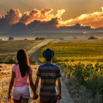 Парень и девушка в поле