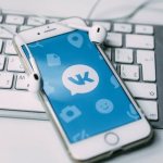 Телефон и наушники на клавиатуре